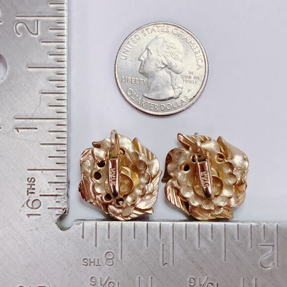 Vintage Signed Star Mid Century Gold Tone Layered Leaf Cluster Clip On Earrings - Picture 11 of 11